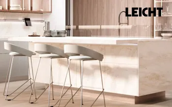 xklusive Designküche mit großzügiger Kochinsel, Marmoroptik und Holzdetails.